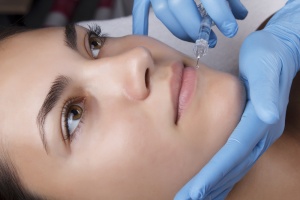 Hyaluronic Acid Serum Vs. Hyaluronic Acid Injections